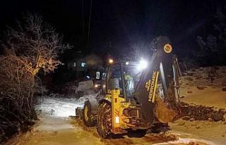 Yoğun kar yağışı altındaki Akseki’ye Kepez’den...