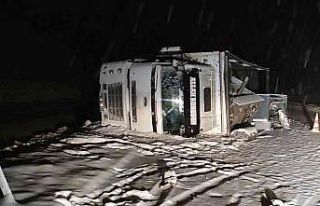 Yoğun kar yağışı ve tipi ulaşımı aksatıyor