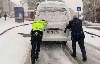 Yoğun karda zorlanan sürücülerin yardımına polis...