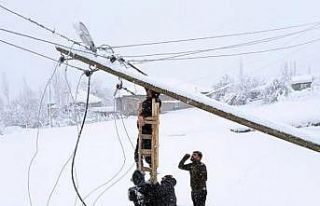 Yoğun tipiye rağmen elektrik hatları onarılıyor