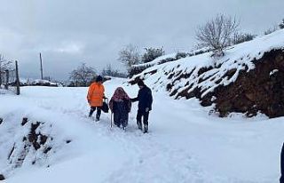 Yol kardan kapandı, hasta kadının imdadına ekipler...