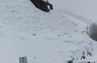 Yola çığ düştü, öğretmenler son anda kurtuldu