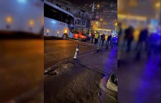 Yolcu minibüsü, otomobili metrelerce sürükledi