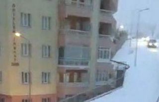 Yolcu otobüsü buzlanan yolda kaydı, o anlar kameraya...