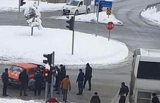 Yolcu otobüsü ile otomobil çarpıştı