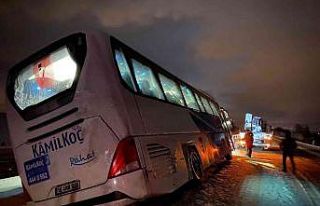 Yolcu otobüsü refüje girdi, 40 yolcu ölümden...