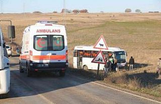 Yolcu otobüsü tarlaya uçtu: 8 yaralı