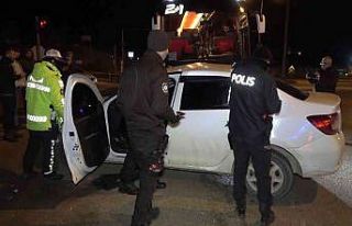 Yolcu otobüsünün çarptığı otomobil, metrelerce...