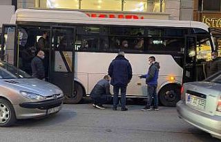 Yolcular kediyi fark etti, otobüs cadde ortasında...