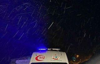 Yolda kalan ambulansın imdadına otel çalışanları...