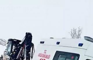 Yolda kalan ambulansın yardımına iş makinesi yetişti