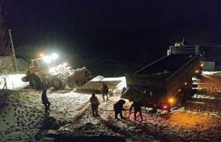 Yolda kalan araçların imdadına büyükşehir belediyesi...