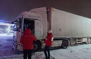 Yolda kalan sürücülere yiyecek ikramı