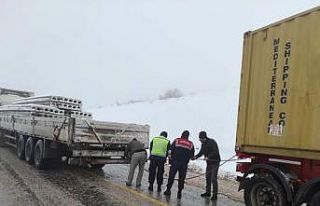 Yolda kalan sürücülerin imdadına jandarma yetişti