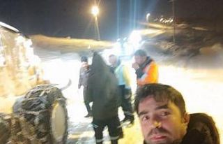 Yolda mahsur kalan 2 araç 7 saatlik çalışma sonucu...