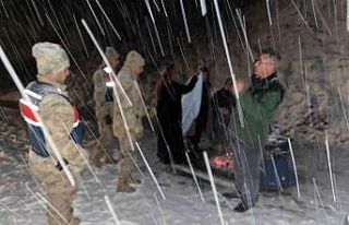 Yolda mahsur kalan vatandaşları jandarma kurtardı