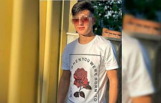 Yolda yürürken bıçaklandı