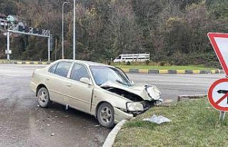 Yoldaki refüje çarparak durabildi: 2 yaralı