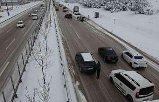 Yoldan çıkan otobüs ve kamyonlar Bursa-İzmir karayolunu...