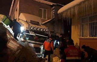 Yoldan çıkan tır evin bahçesine düştü