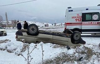 Yoldan çıkarak takla atan otomobildeki 2 kişi yaralandı