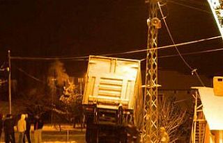 Yoldan kayan tır evin bahçesine girdi