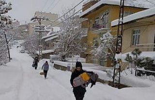 Yollar kapanınca hastalanan bebeği zabıta hastaneye...