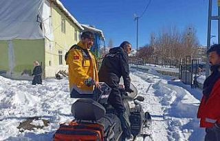Yolları kapanan köydeki KOAH hastasına kar motoru...