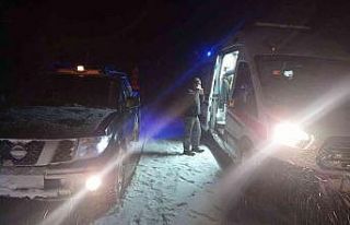 Yolu kapanan köyde mahsur kalan hastaya için ekipler...