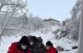 Yolu kapatan karda hastayı ambulansa iş makinesiyle...