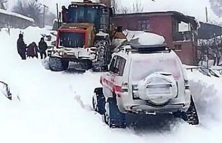 Yolu kardan kapanan köydeki hasta kurtarıldı
