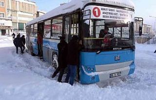 Yozgat’ta karla kaplı yollarda araçlar mahsur...