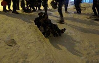 Yozgat’ta tepsiyle kayak, çılgınca eğlence
