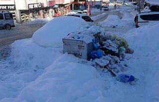 Yozgat’ta yollar ve kaldırımlar çöp yığınıyla...