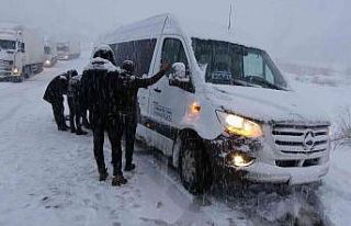 Yüksekova-Hakkari karayolunda onlarca araç mahsur...