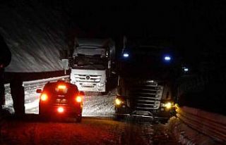 Yüksekova-Van karayolunda 20 tır mahsur kaldı