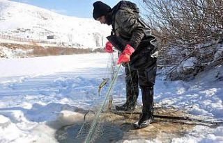 Yüksekova’da buz tutan derede kazma ve kürekli...