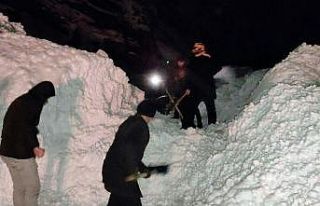 Yüksekova’da çığ düştü, 20 yolcu mahsur kaldı