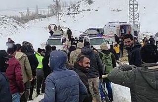 Yüksekova’da çığ düştü, 3 kişi son anda...