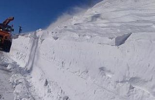 Yüksekova’da eksi 25’de karla mücadele çalışması