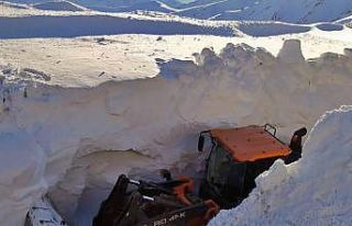 Yüksekova’da kar kalınlığı iş makinelerinin...