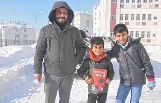 Yüksekovalı çocuklar soğuk havalara rağmen karnelerini...