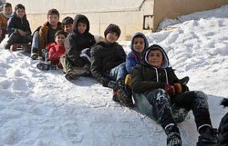 Yüksekovalı çocukların poşet, tahta, tepsi ve...