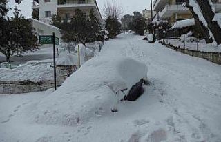 Yunanistan’da kar fırtınasında mahsur kalan sürücülere...