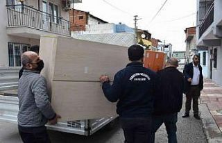 Yunusemre görme engelli vatandaşın yardımına...