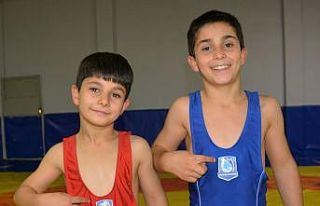Yunusemre’nin güreşçi kardeşleri Kerem Kamal’ı...