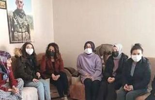 Yurt öğrencilerinden şehit annesine ziyaret