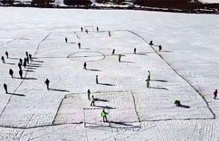 Yüzeyi buzla kaplı Çıldır Gölü’nde futbol...