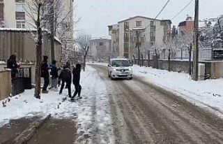 Zabıta ekipleri çocuklarla kar topu oynayıp eğlendi