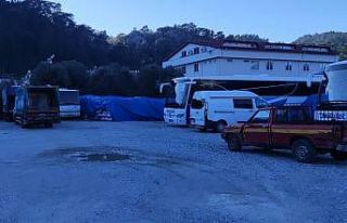 Zabıta ekiplerinin uyardığı kömürcü kendini...